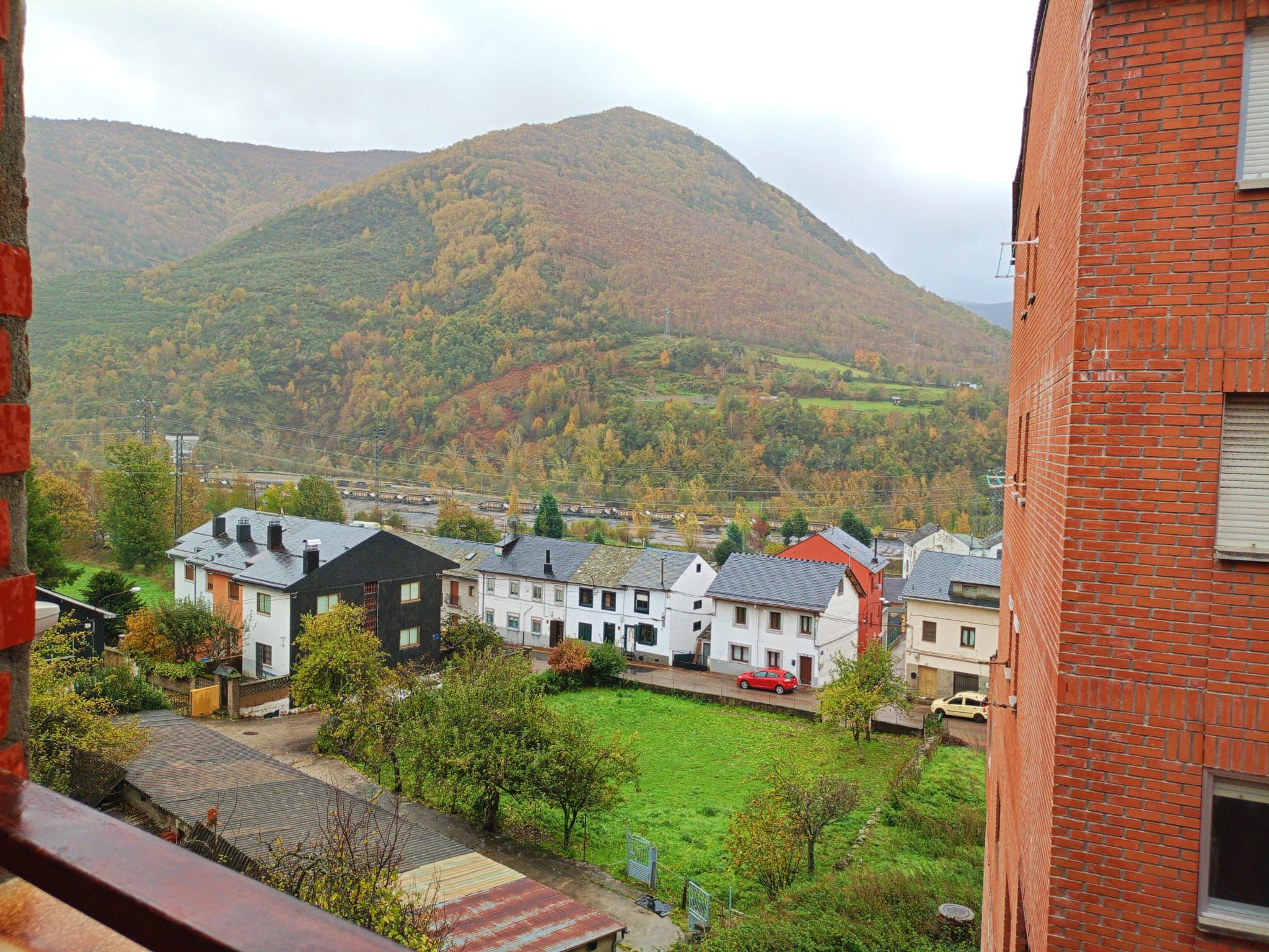 Vista exterior de Pis en venda en Villablino amb Traster i Balcó