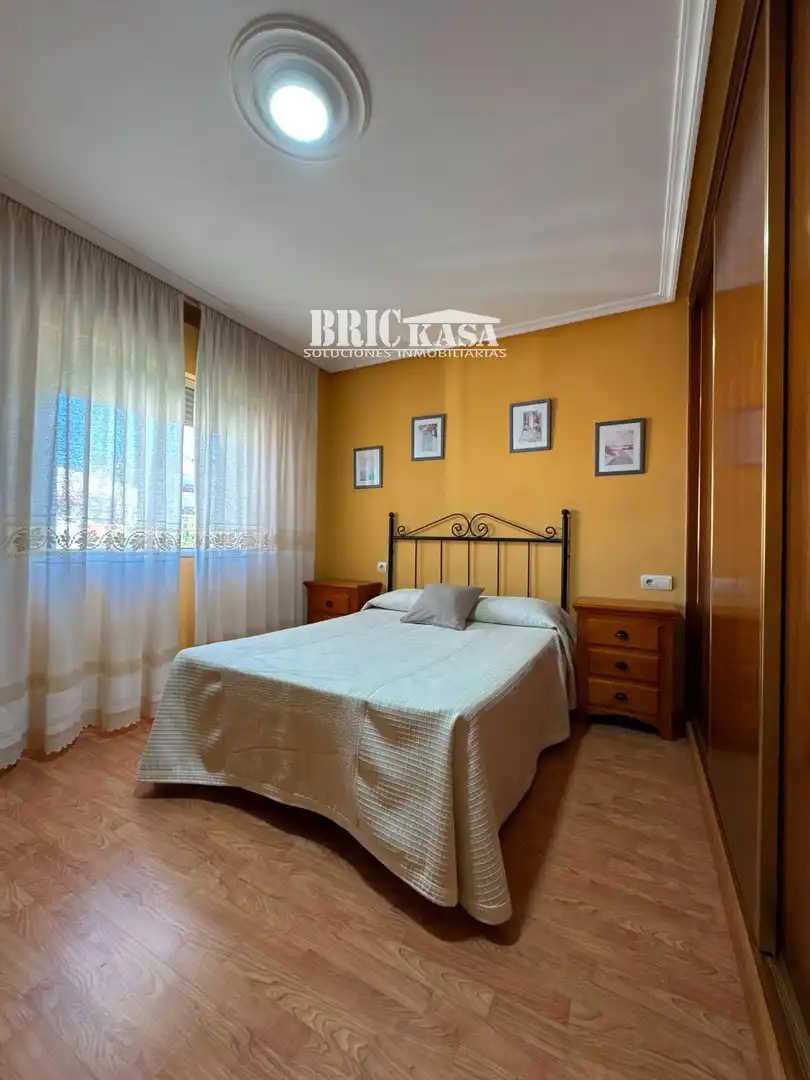 Schlafzimmer von Dachboden zur Miete in Cáceres mit Klimaanlage, Terrasse und Möbliert