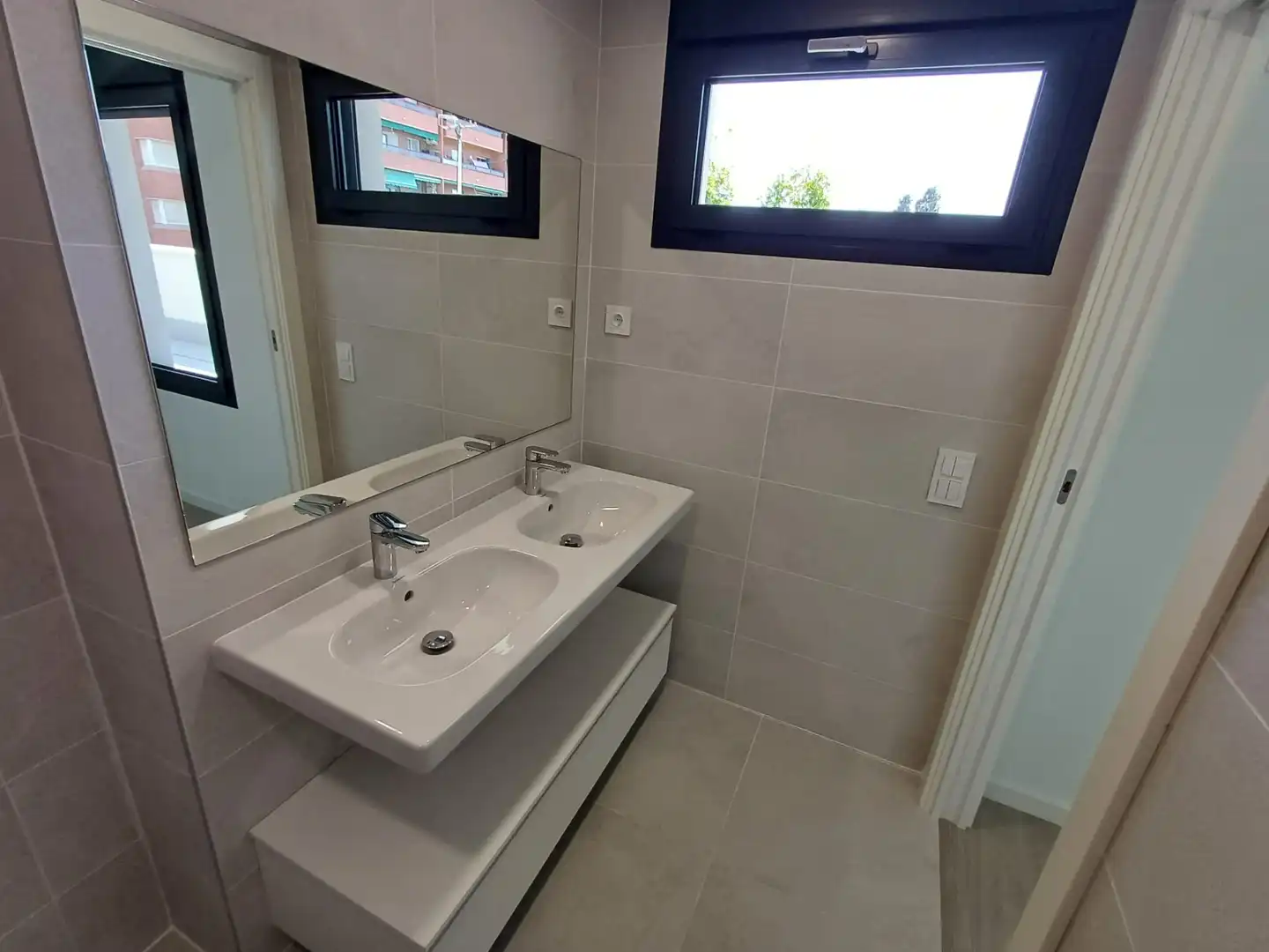 Bathroom of Flat for rent in Esplugues de Llobregat  with Air Conditioner, Heating and Parquet flooring