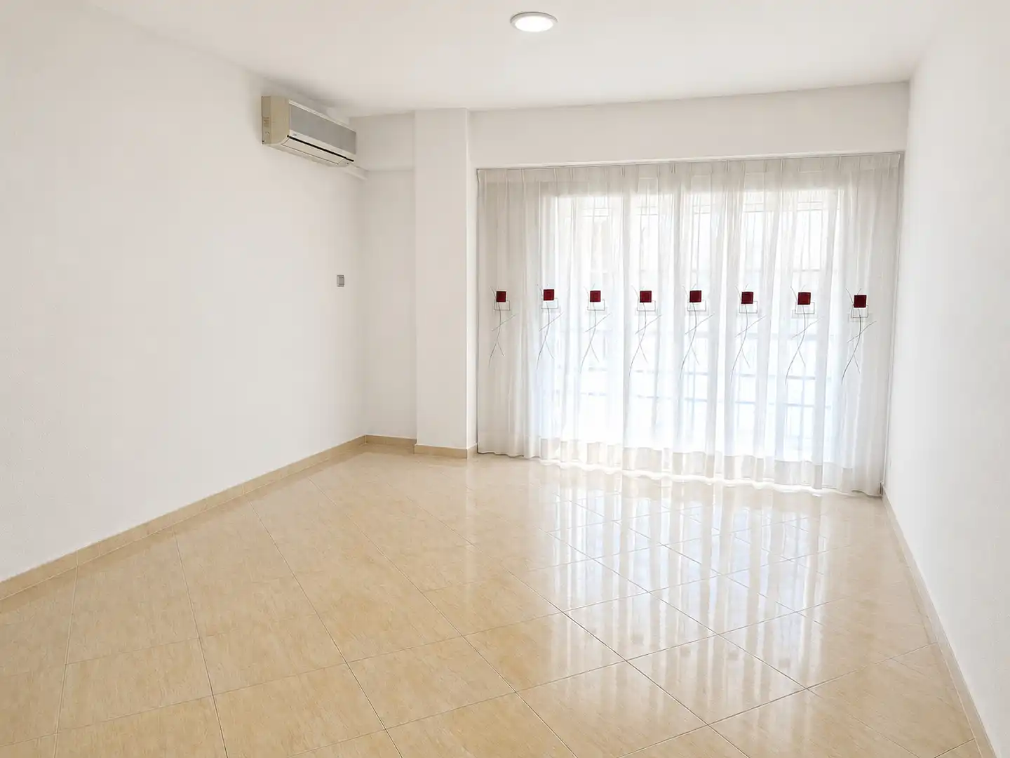 Living room of Flat for sale in Valencia  with Air Conditioner, Furnished and Oven