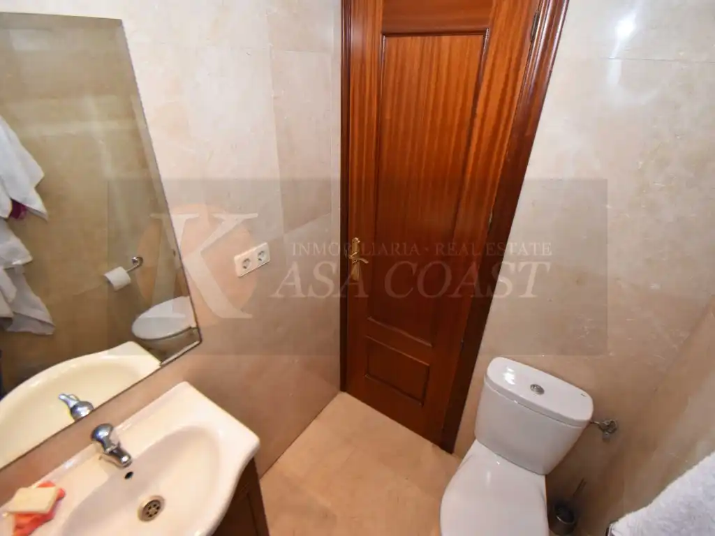 Bathroom of Flat for sale in Fuengirola  with Air Conditioner, Private garden and Terrace
