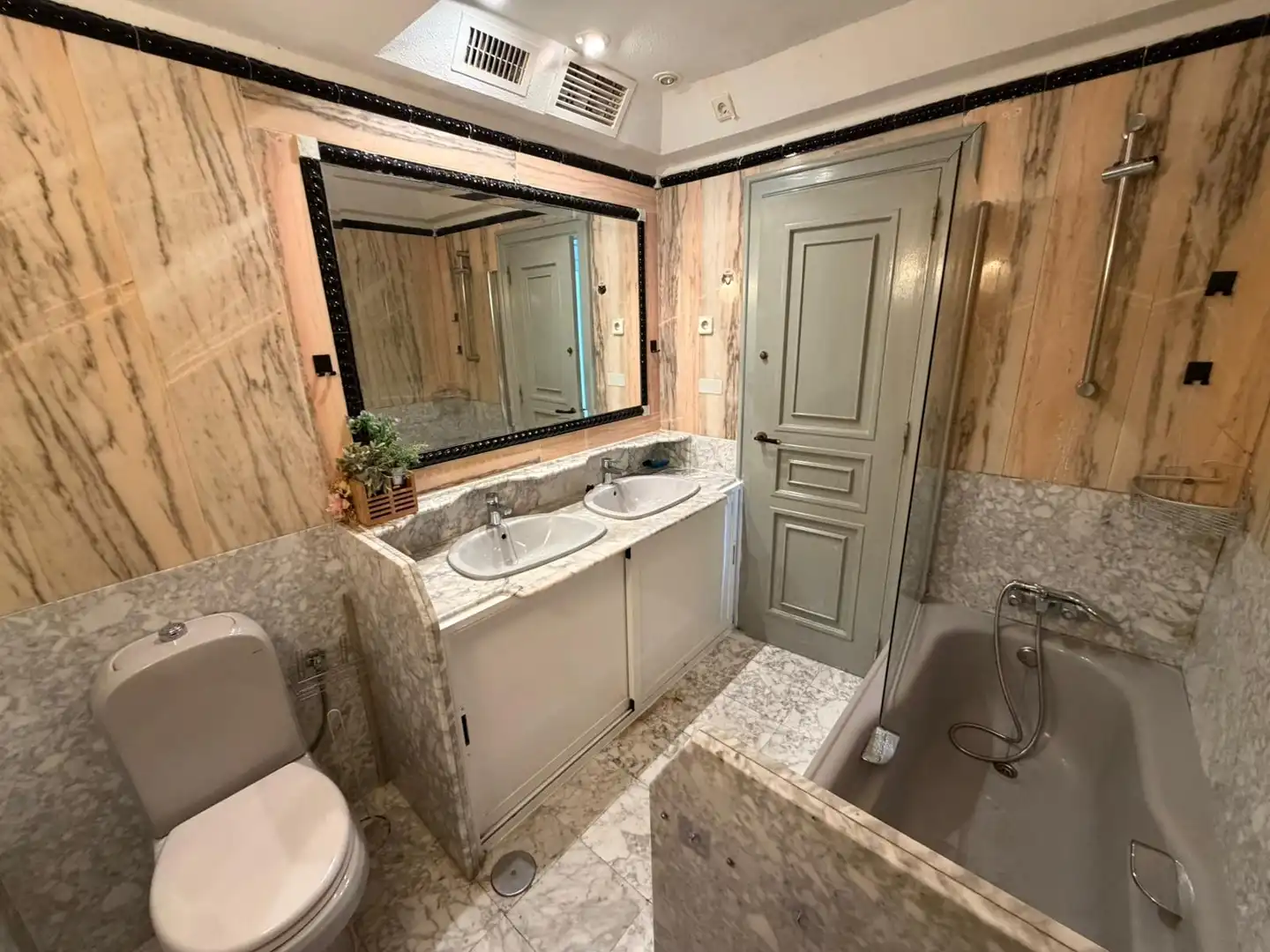 Baño de Piso en venta en La Manga del Mar Menor con Terraza y Piscina comunitaria