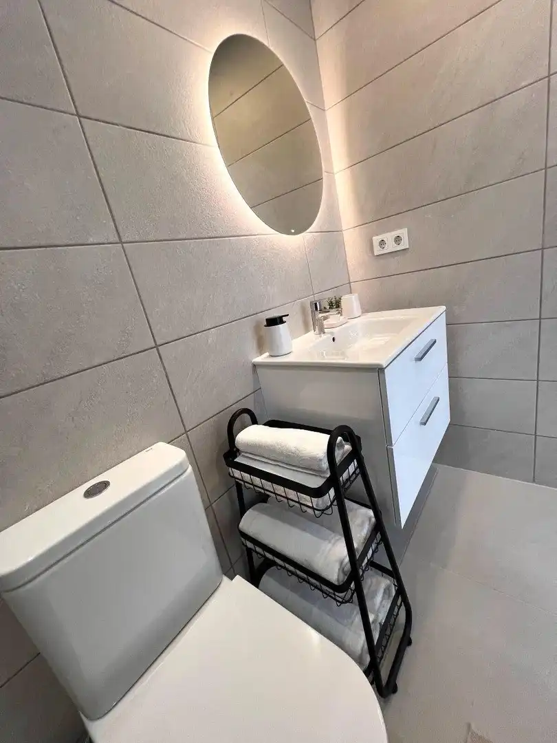 Baño de Apartamento en venta en Torrevieja con Calefacción, Terraza y Amueblado