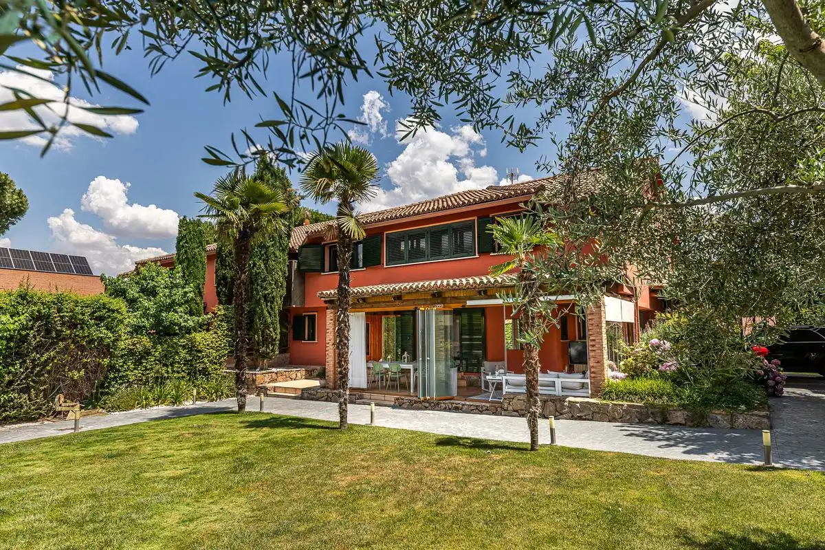 Garten von Einfamilien-Reihenhaus zum Verkauf in Boadilla del Monte mit Klimaanlage, Heizung und Privatgarten