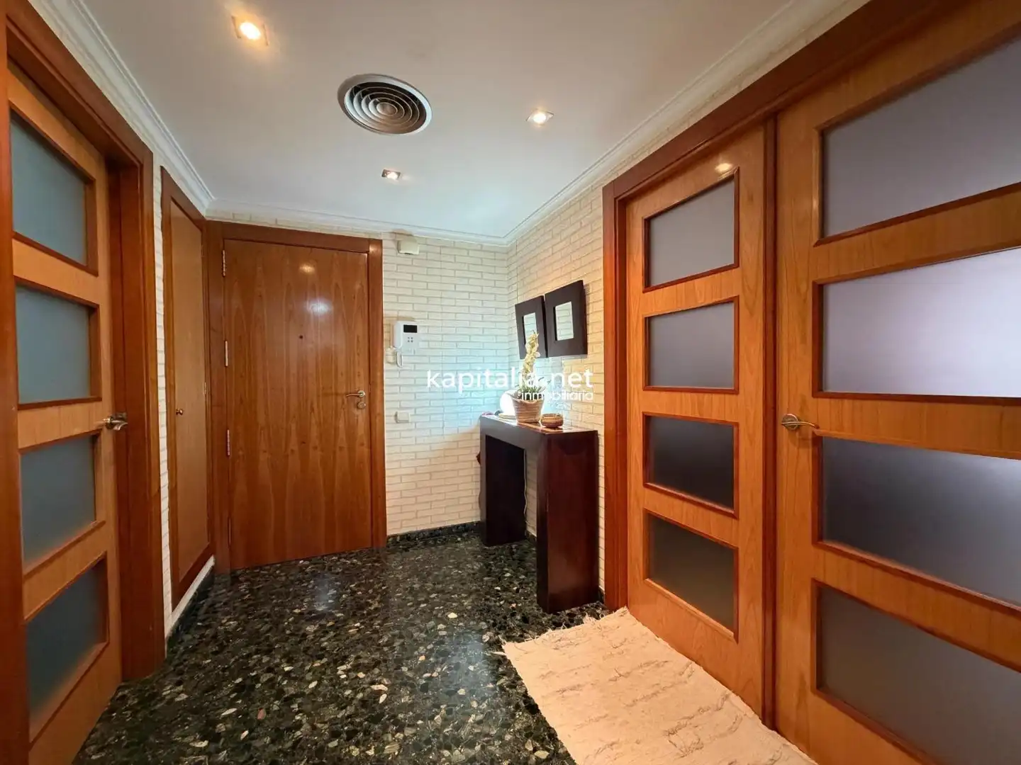 Piso con terraza en venta en Sant Josep - Zona Hospital