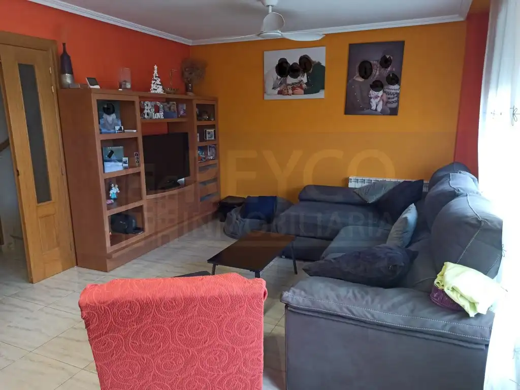 Wohnzimmer von Einfamilien-Reihenhaus zum Verkauf in Alesanco mit Privatgarten und Möbliert