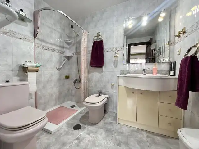 Badezimmer von Wohnung zum Verkauf in Gijón  mit Heizung, Parkett und Terrasse