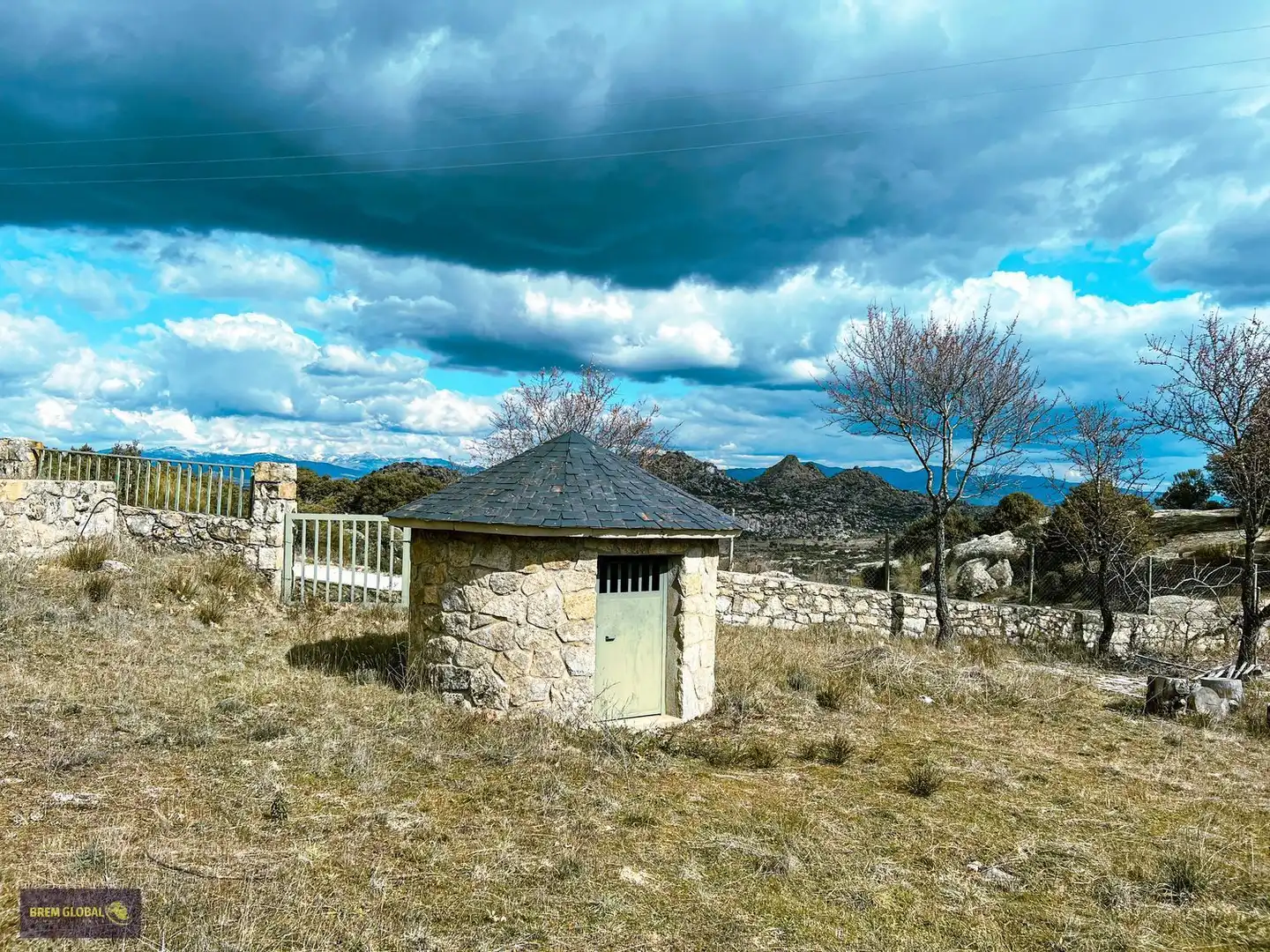 Vista exterior de Casa o xalet en venda en La Cabrera amb Jardí privat, Terrassa i Traster