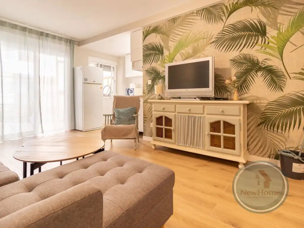 Sala d'estar de Pis de lloguer en Santa Pola amb Aire condicionat, Jardí privat i Moblat