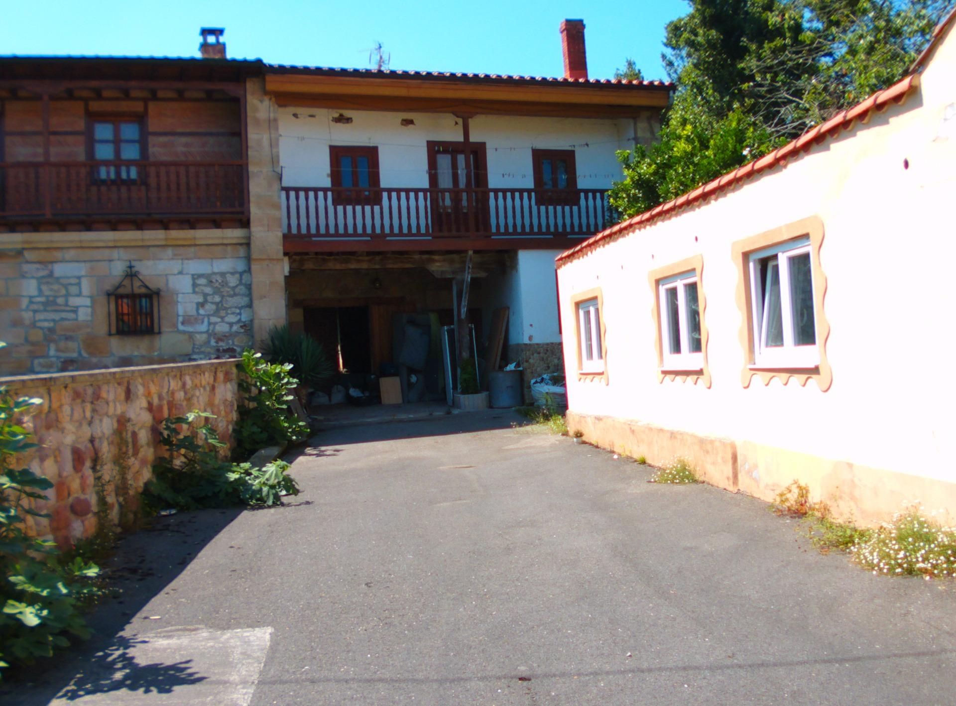 Vista exterior de Finca rústica en venda en Puente Viesgo amb Jardí privat