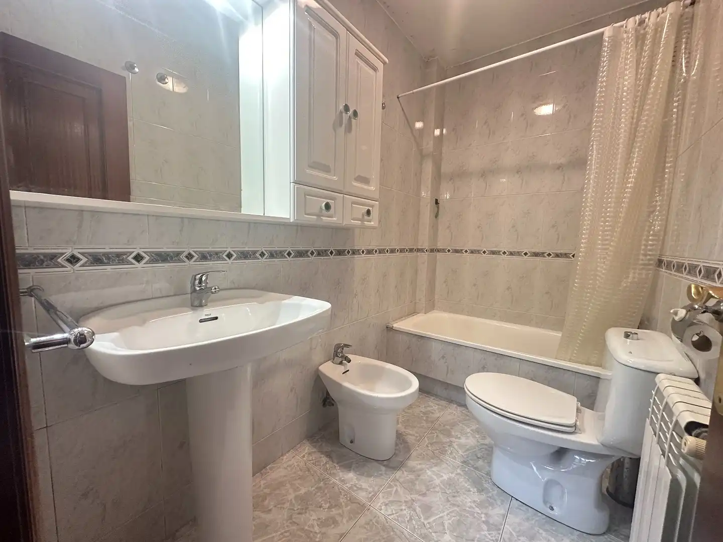 Baño de Piso de alquiler en Santiago de Compostela  con Calefacción, Amueblado y Lavadora