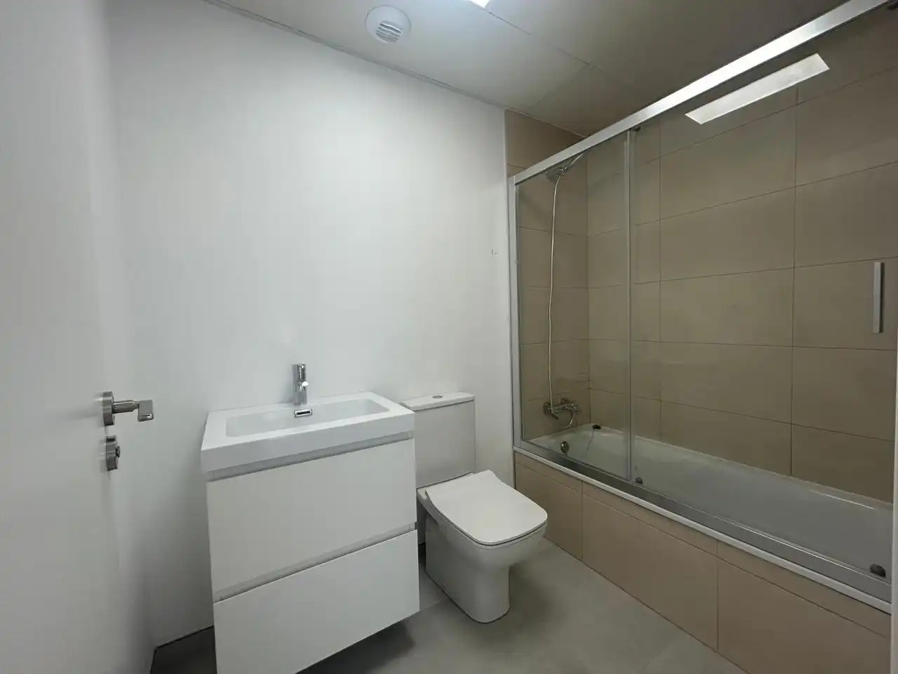 Bathroom of Flat for rent in Dos Hermanas  with Air Conditioner and Terrace
