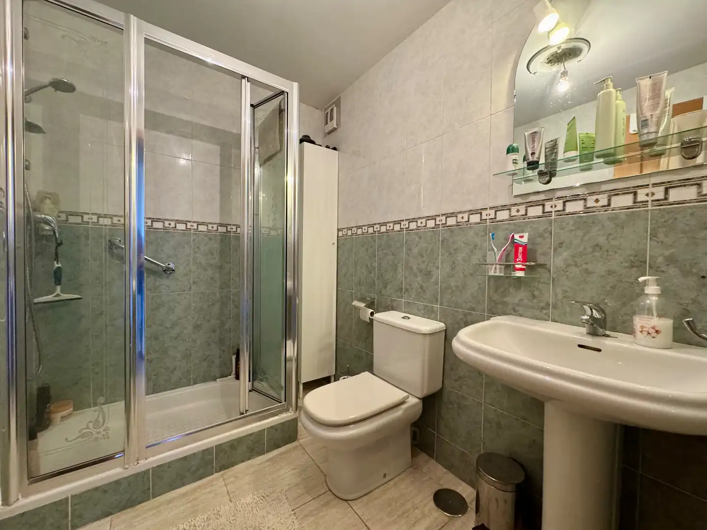 Bany de Apartament en venda en Benalmádena amb Aire condicionat, Terrassa i Moblat