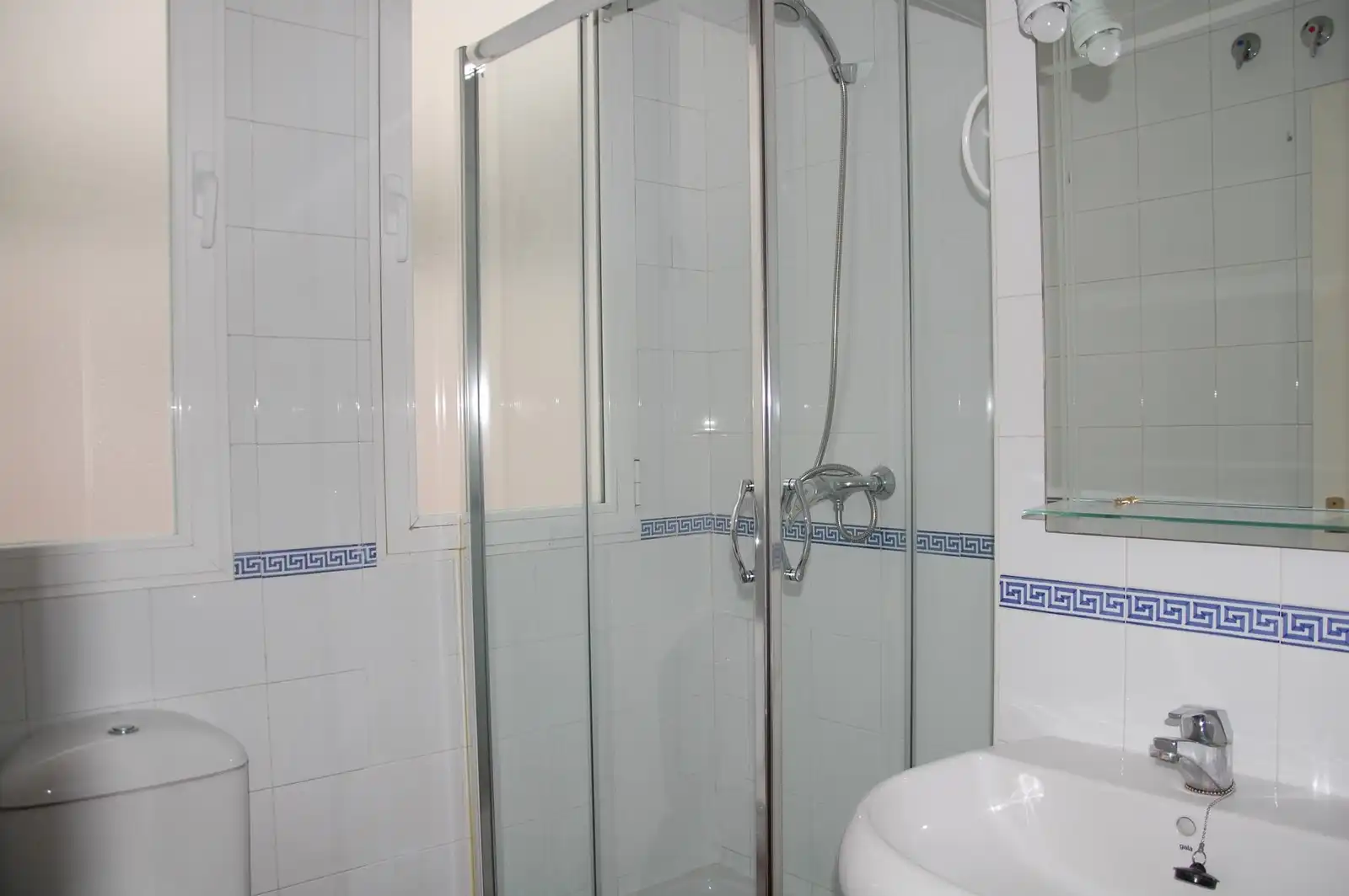 Bathroom of Flat for rent in Granada  with Heating, Terrace and Furnished