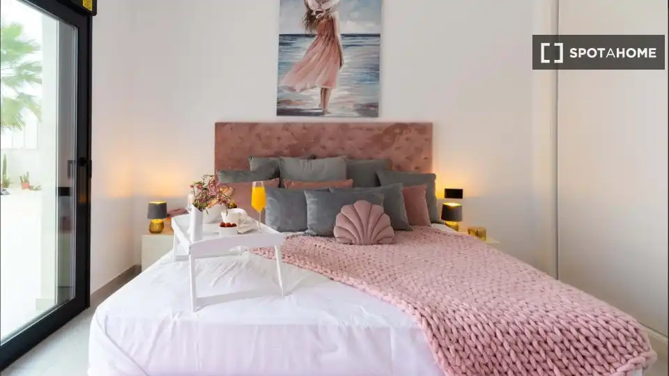 Habitación de Apartamento para compartir en Finestrat con Aire acondicionado, Terraza y Amueblado