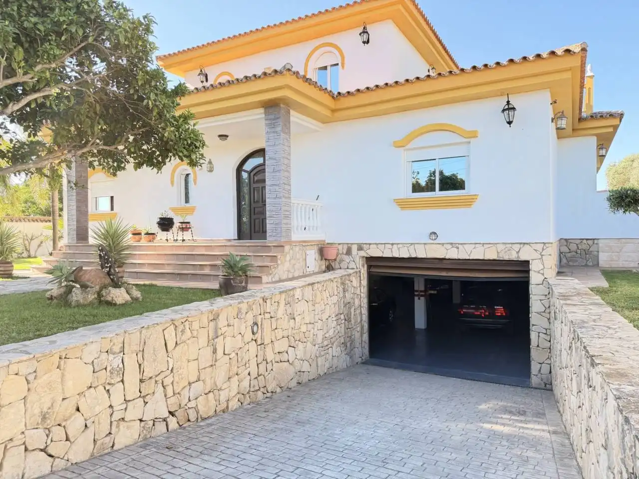 Vista exterior de Casa o xalet en venda en Chiclana de la Frontera amb Aire condicionat, Calefacció i Jardí privat