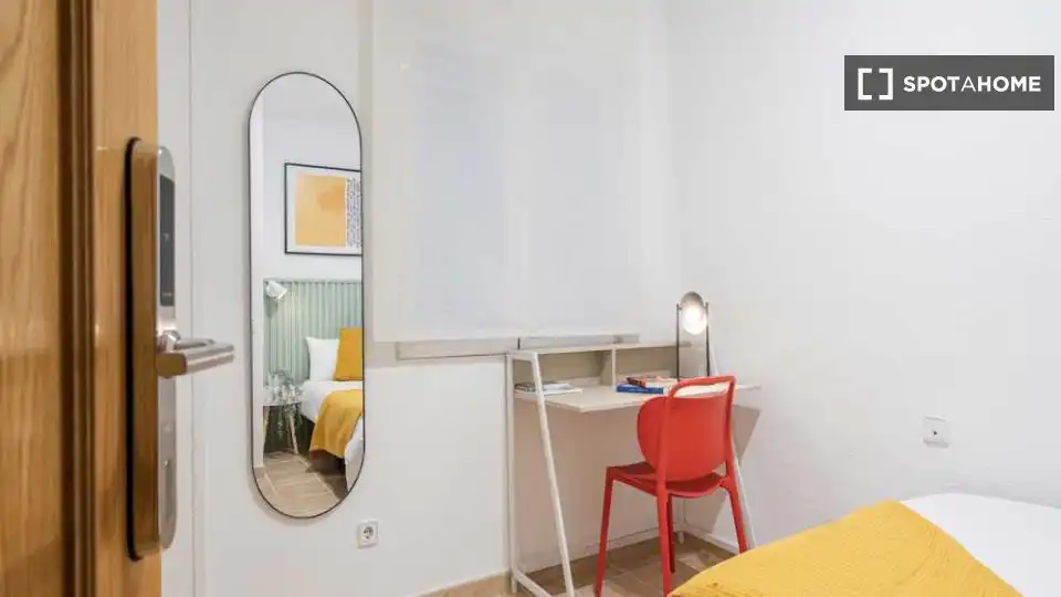 Bedroom of Flat for share in Madrid  with Air Conditioner, Terrace and Furnished