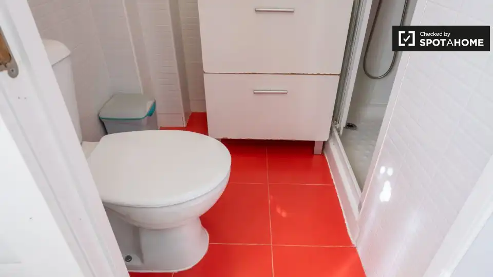 Baño de Piso de alquiler en Madrid con Aire acondicionado, Calefacción y Amueblado