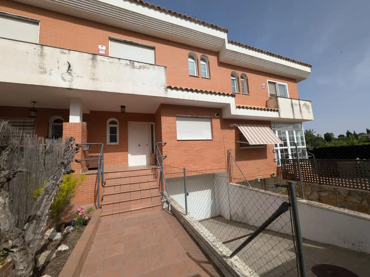 Vista exterior de Casa adosada en venda en Villalbilla amb Calefacció, Jardí privat i Terrassa