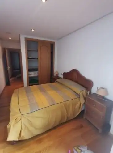 Dormitori de Pis en venda en Ourense Capital  amb Calefacció, Parquet i Terrassa