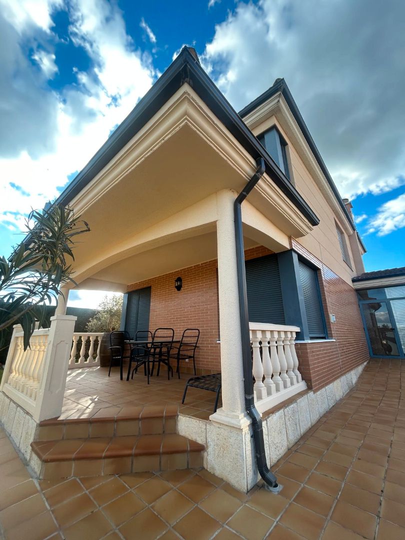 Terrassa de Casa o xalet en venda en La Vellés  amb Jardí privat, Terrassa i Moblat