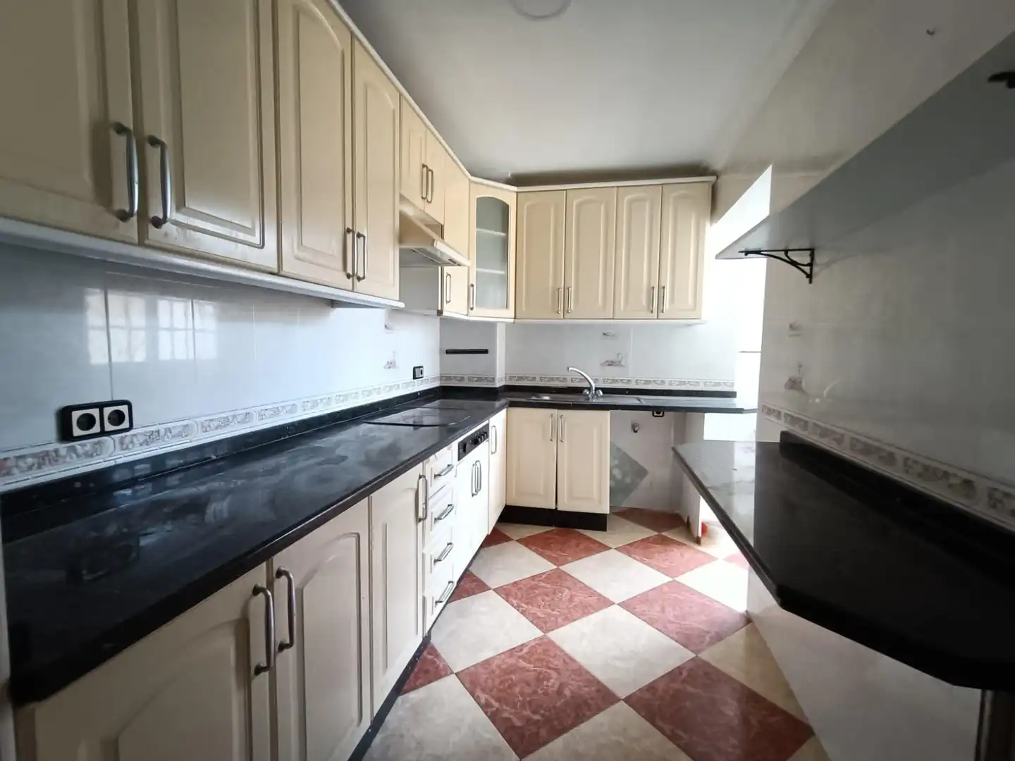 Cocina de Piso en venta en Sevilla con Balcón
