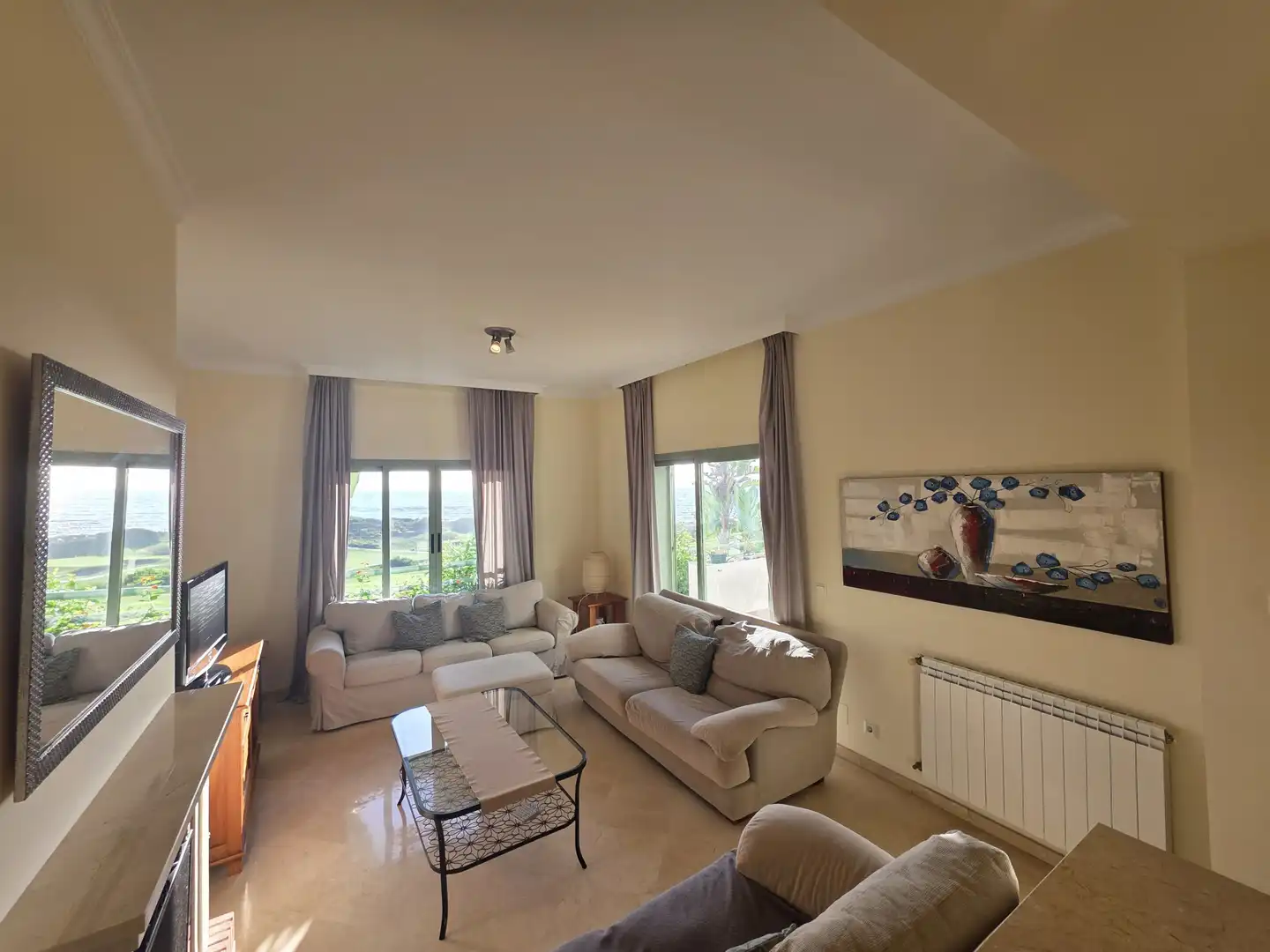 Sala de estar de Planta baja en venta en La Alcaidesa con Aire acondicionado, Calefacción y Terraza