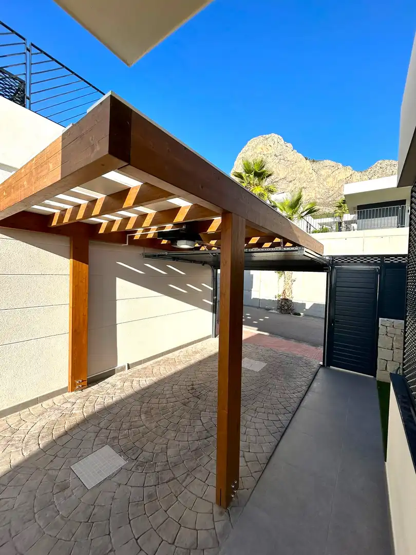 Vista exterior de Casa adosada en venda en Polop amb Aire condicionat, Calefacció i Jardí privat