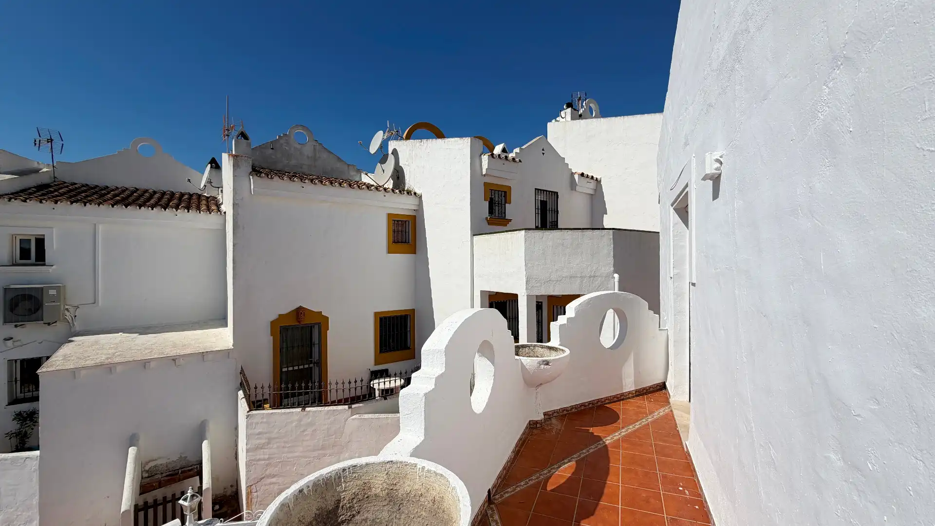 Vista exterior de Casa adosada en venda en Marbella amb Aire condicionat, Terrassa i Balcó