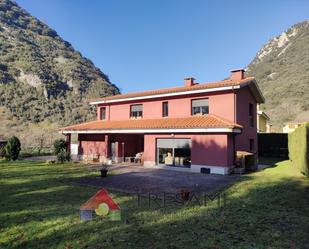 Vista exterior de Casa o xalet en venda en Santo Adriano amb Terrassa