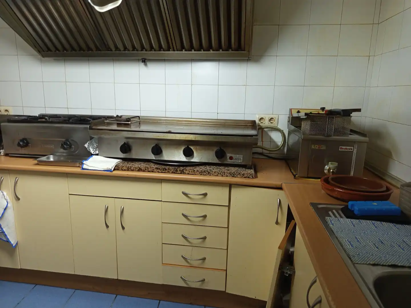 Cuina de Local en venda en Villatobas amb Aire condicionat, Moblat i Alarma