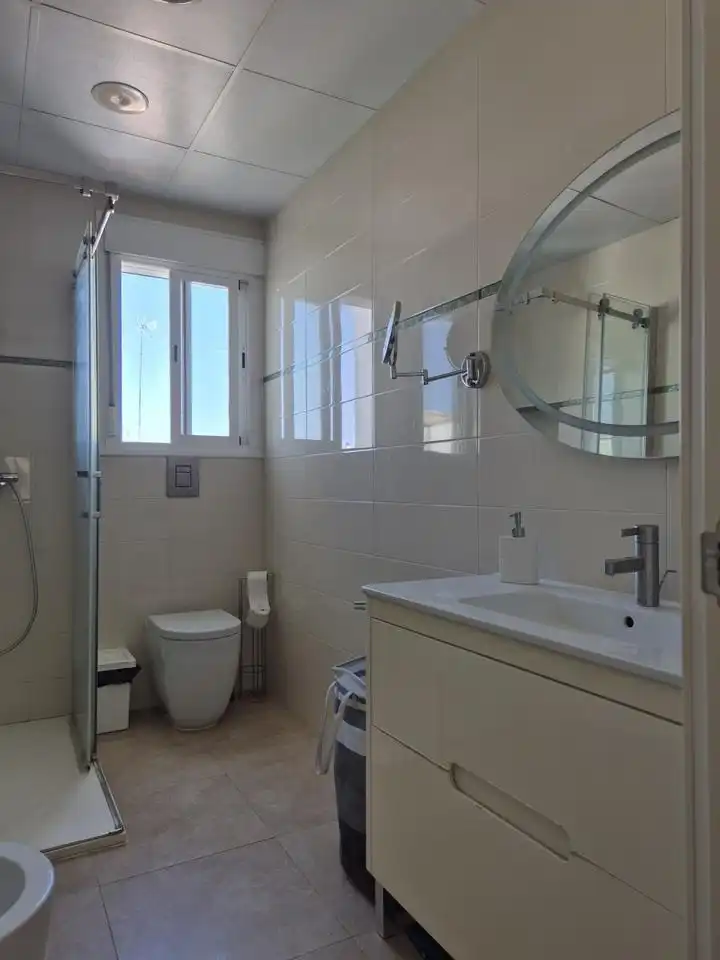 Baño de Piso de alquiler en Lucena con Aire acondicionado, Terraza y Amueblado