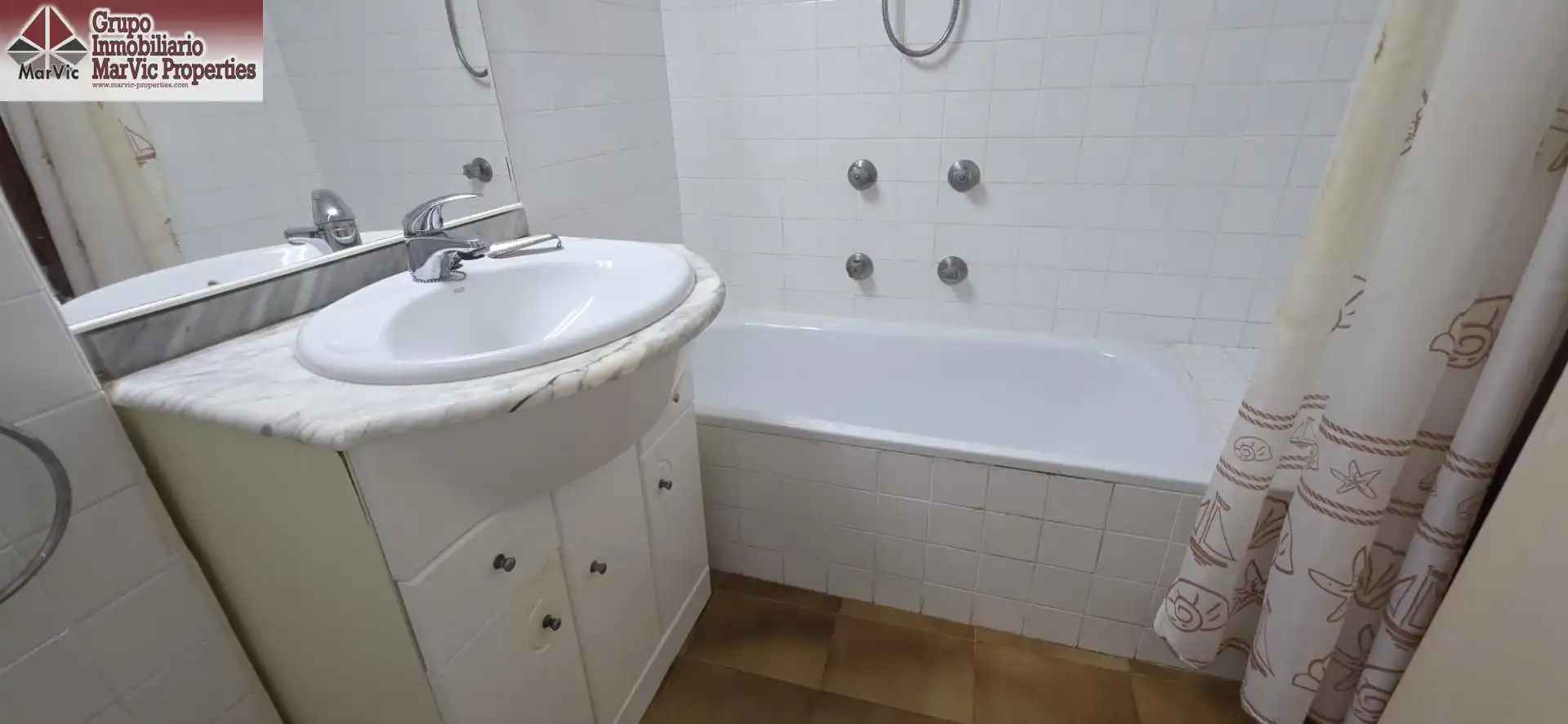 Baño de Apartamento en venta en Benidorm con Aire acondicionado, Jardín privado y Amueblado
