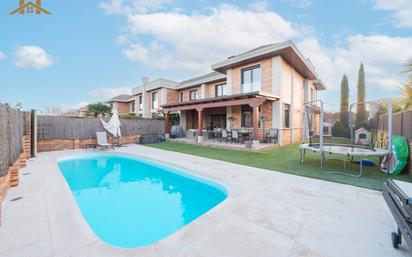 Piscina de Casa o xalet en venda en Majadahonda amb Aire condicionat, Calefacció i Jardí privat