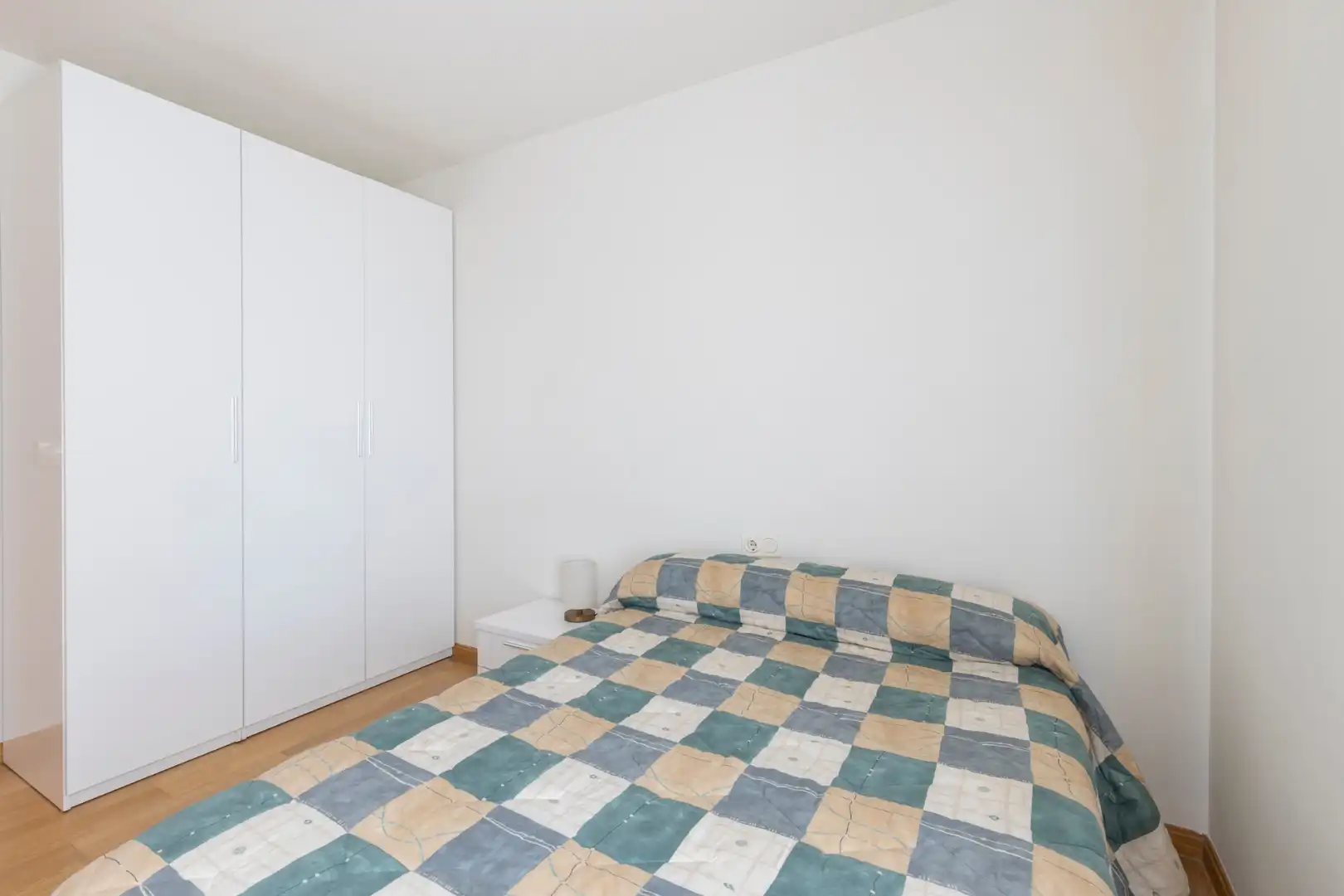 Bedroom of Flat for rent in Granada  with Air Conditioner, Heating and Parquet flooring