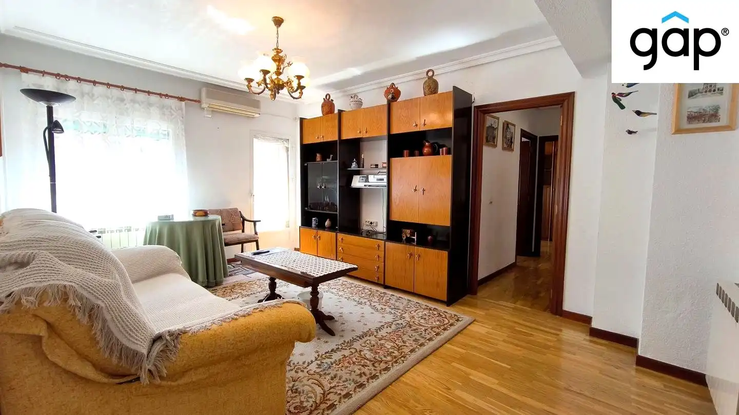 Wohnzimmer von Wohnung zum Verkauf in Cuenca mit Klimaanlage, Heizung und Parkett