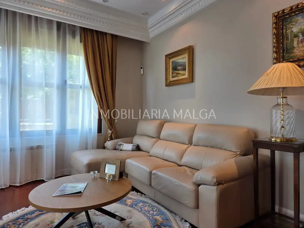 Sala d'estar de Casa o xalet en venda en Colunga amb Calefacció, Jardí privat i Parquet