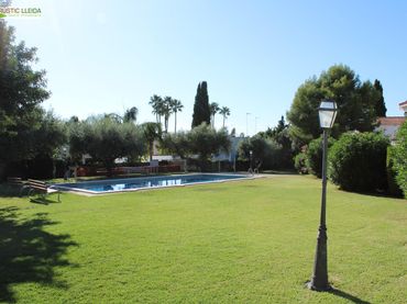Detached house with pool for sale in Covamar