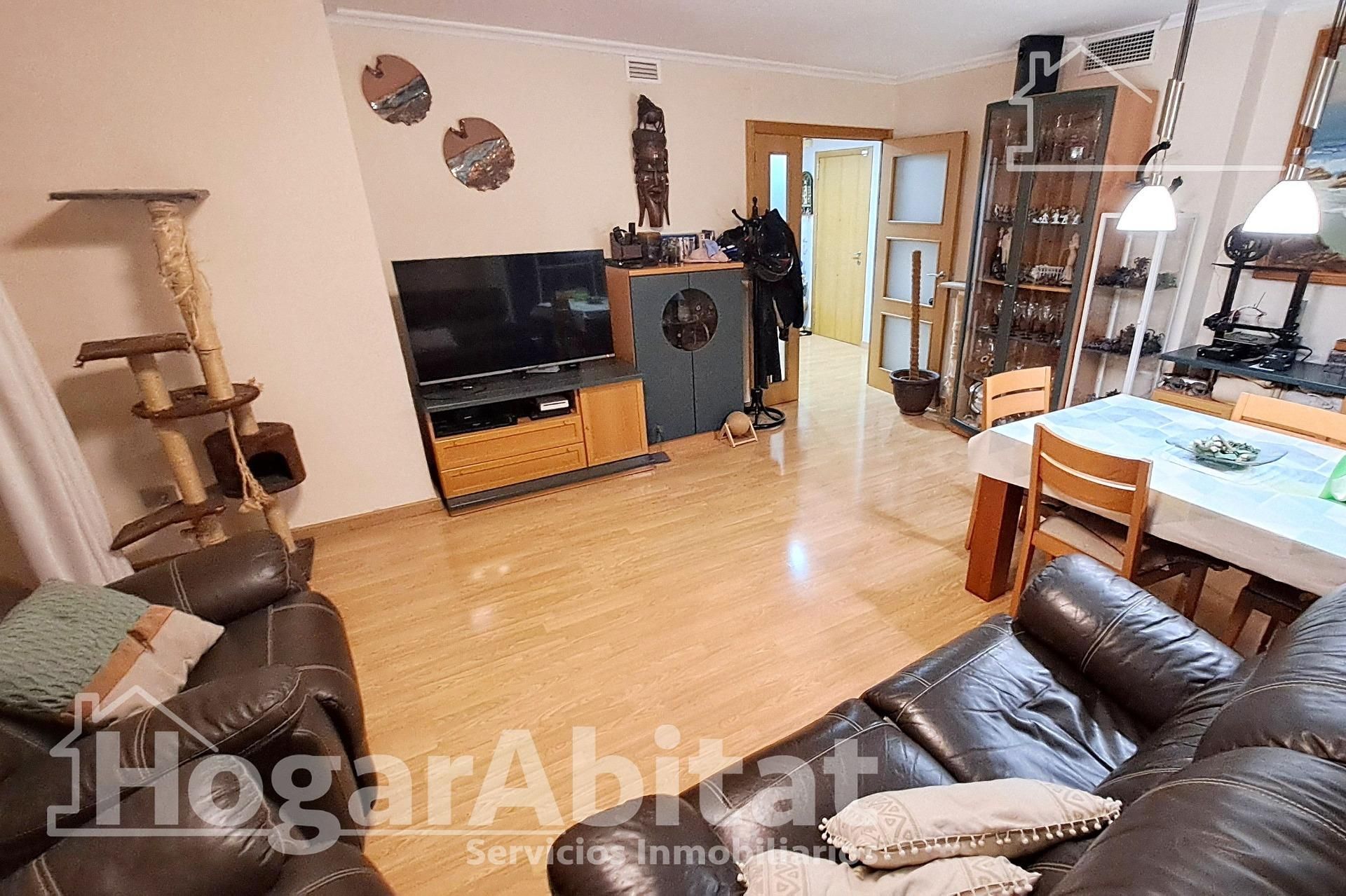 Sala de estar de Piso en venta en Castellón de la Plana / Castelló de la Plana con Aire acondicionado, Trastero y Amueblado