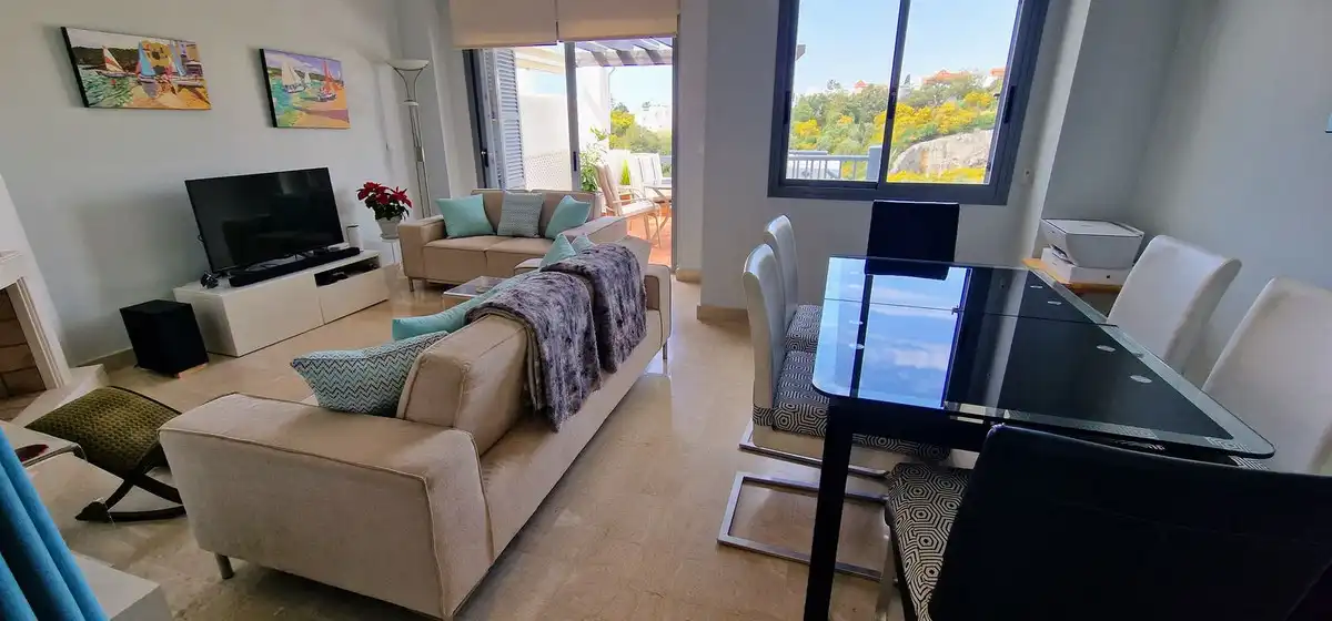 Sala d'estar de Casa adosada en venda en Marbella amb Aire condicionat, Terrassa i Internet