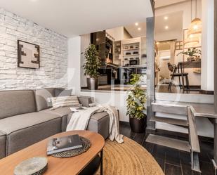 Sala d'estar de Apartament de lloguer en  Madrid Capital amb Aire condicionat, Terrassa i Moblat