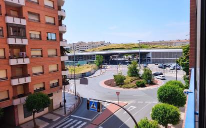 Vista exterior de Pis en venda en  Logroño amb Calefacció, Traster i Balcó