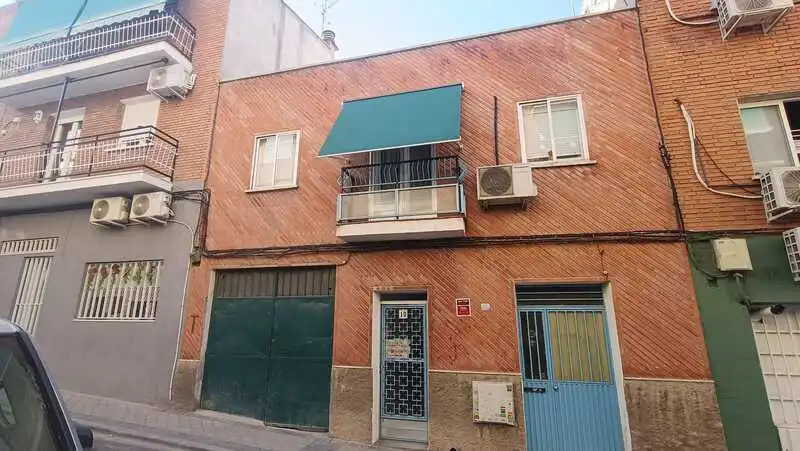 Vista exterior de Edifici en venda en Madrid