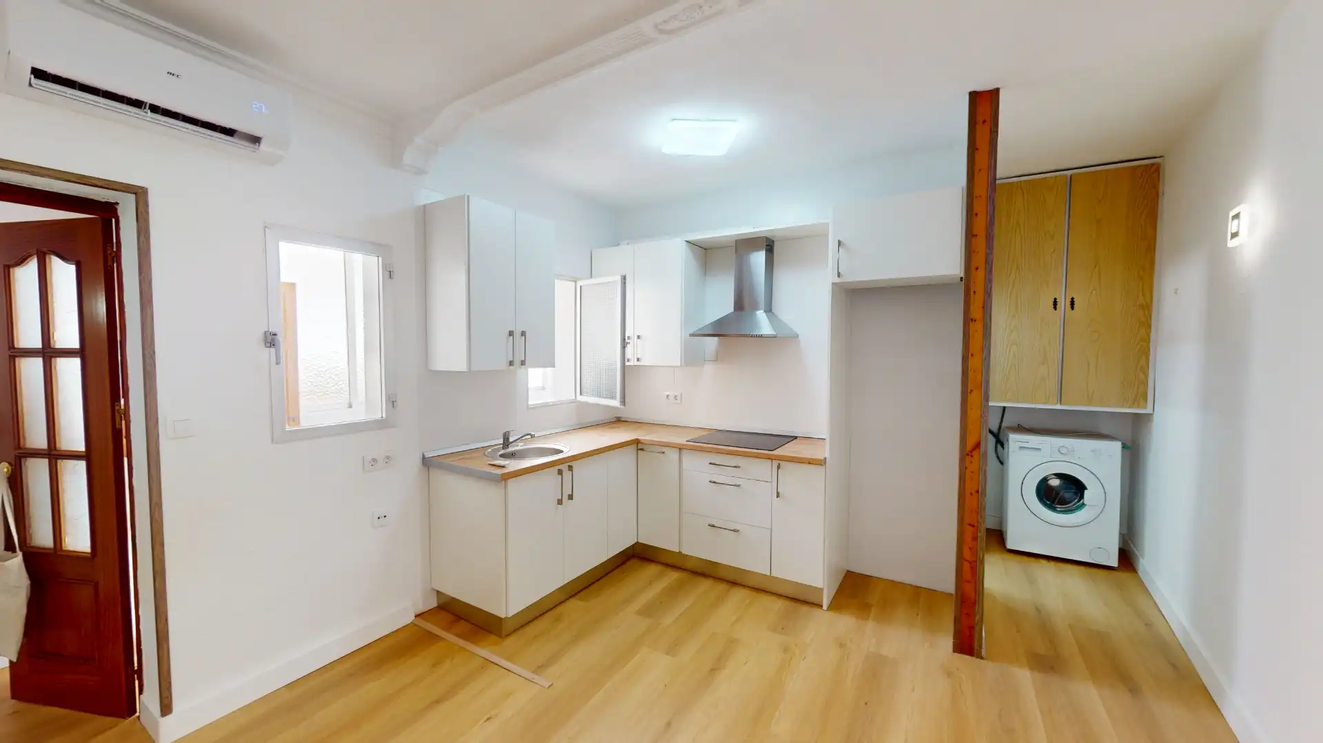 Küche von Wohnung zum Verkauf in Almería mit Klimaanlage und Waschmaschine