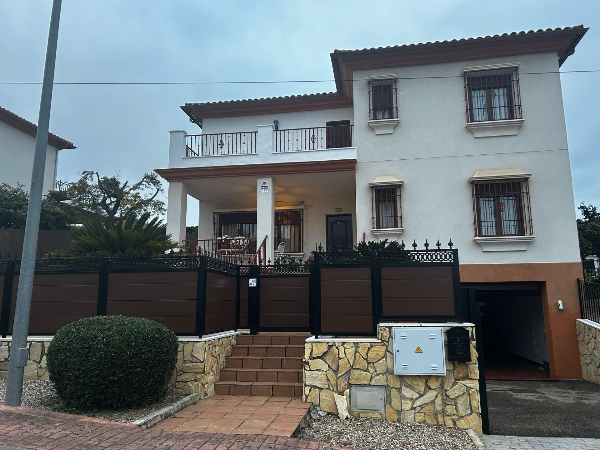 Vista exterior de Casa o xalet en venda en  Córdoba Capital amb Aire condicionat, Jardí privat i Terrassa
