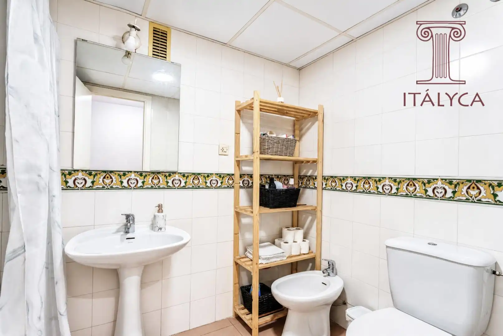 Bathroom of Flat for sale in Sevilla  with Air Conditioner, Heating and Terrace