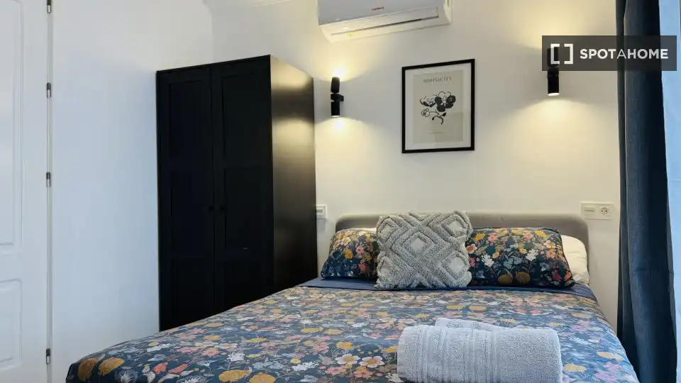 Dormitori de Estudi per a compartir en Granada amb Aire condicionat, Terrassa i Moblat