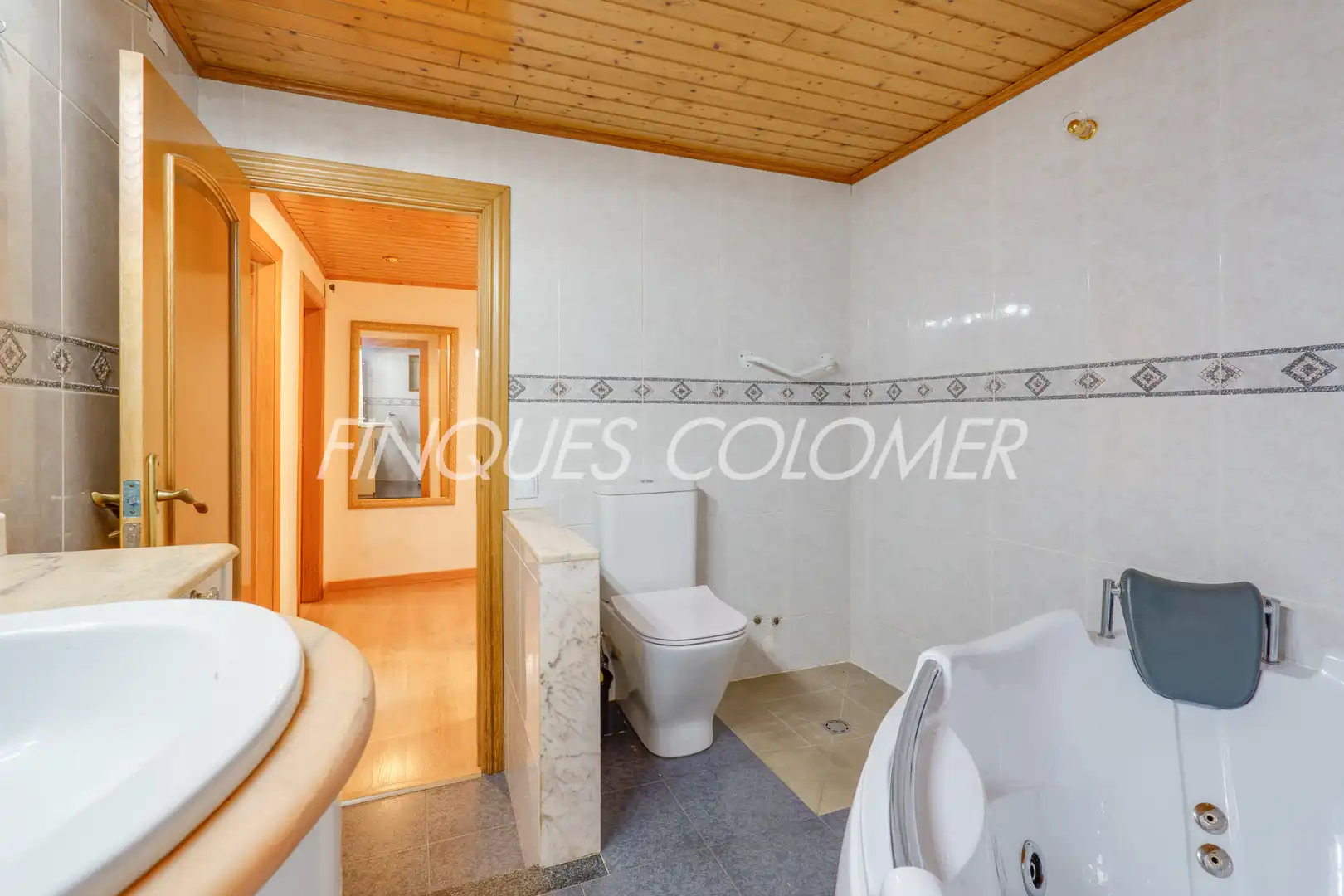 Bathroom of Houses for sale in Rubí  with Air Conditioner, Private garden and Parquet flooring