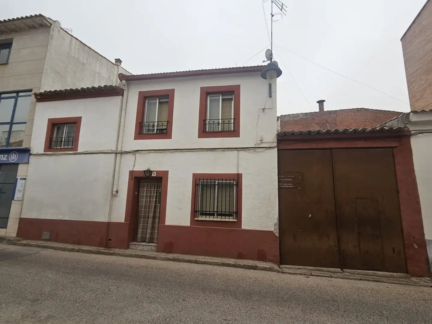 Vista exterior de Casa adosada en venda en Mondéjar amb Moblat