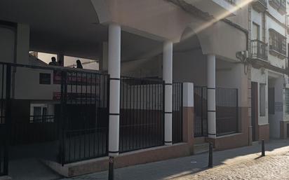 Vista exterior de Pis en venda en Sanlúcar la Mayor amb Aire condicionat i Terrassa
